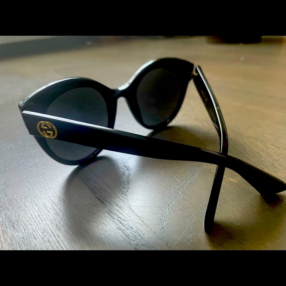 💢SOLD💢 !! GUCCI Sunnies. GOLD INTERLOCKING GG LOGO & — GUCCI TIGER ON ARM.